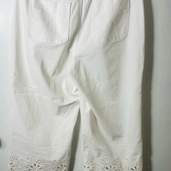 Women’s White Stretch Capris High Rise Sz 6 Eyelet Hem Coastal Vacay Feminine - Picture 4 of 6